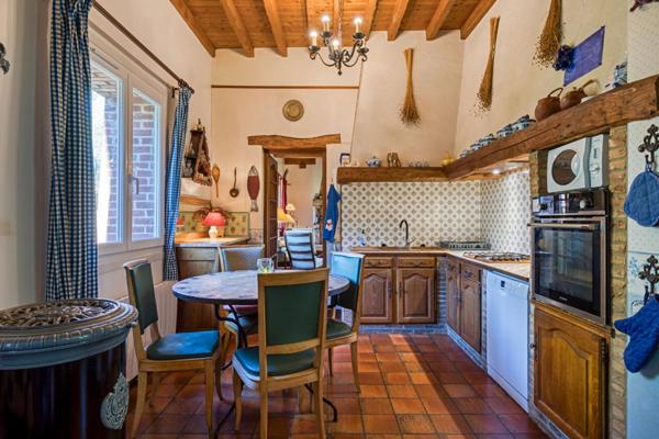 Authentique briques et silex, 250m2 dont 8 chambres. Beaux volumes