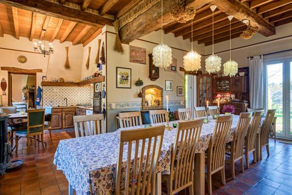 Authentique briques et silex, 250m2 dont 8 chambres. Beaux volumes