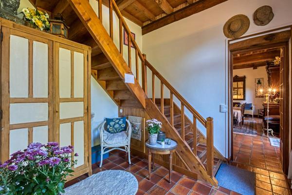 Authentique briques et silex, 250m2 dont 8 chambres. Beaux volumes