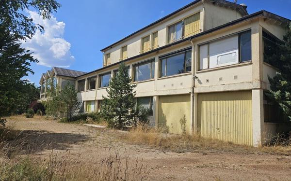 Immeuble à vendre    5 pièces •  Pelouse