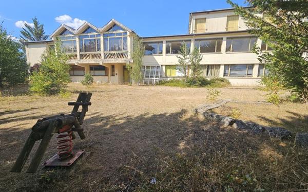 Immeuble à vendre    5 pièces •  Pelouse