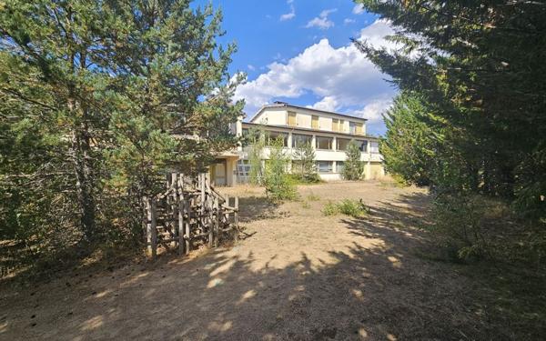 Immeuble à vendre    5 pièces •  Pelouse