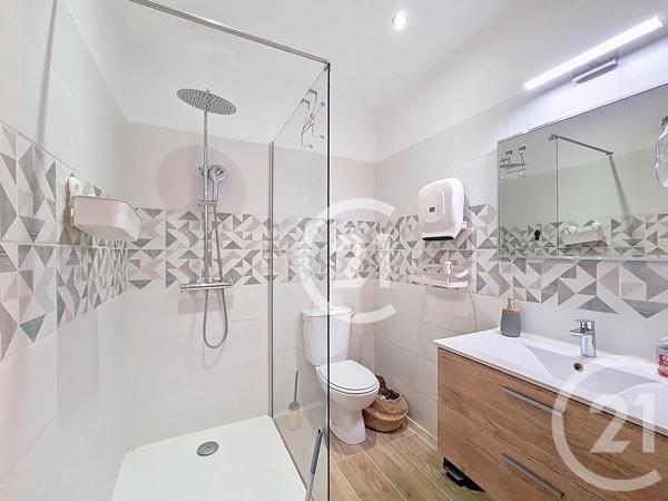 Maison à vendre  8 pièces - 205,40 m 2   ST MARTIN DE CRAU  - 13