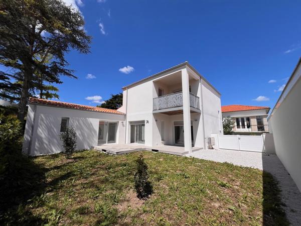 Saint-Georges-de-Didonne (17110) 

Située dans le charmant quartier de Saint-Georges-de-Didonne, cette somptueuse villa de style vous offre un ca