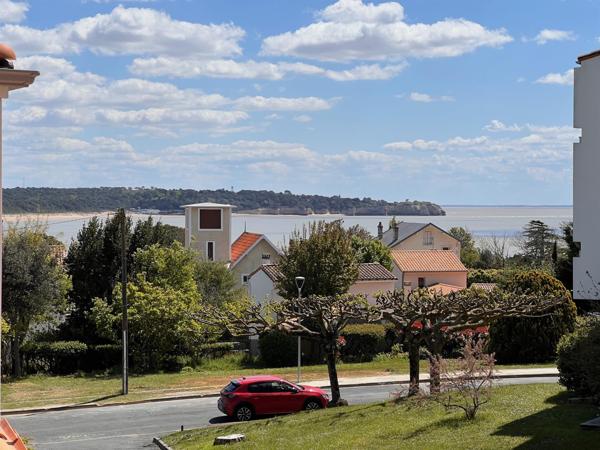 Saint-Georges-de-Didonne (17110) 

Située dans le charmant quartier de Saint-Georges-de-Didonne, cette somptueuse villa de style vous offre un ca