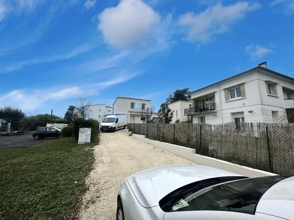 Saint-Georges-de-Didonne (17110) 

Située dans le charmant quartier de Saint-Georges-de-Didonne, cette somptueuse villa de style vous offre un ca