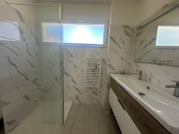 Saint-Georges-de-Didonne (17110) 

Située dans le charmant quartier de Saint-Georges-de-Didonne, cette somptueuse villa de style vous offre un ca