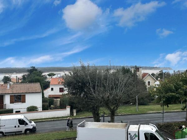 Saint-Georges-de-Didonne (17110) 

Située dans le charmant quartier de Saint-Georges-de-Didonne, cette somptueuse villa de style vous offre un ca