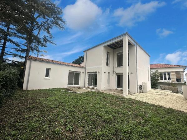 Saint-Georges-de-Didonne (17110) 

Située dans le charmant quartier de Saint-Georges-de-Didonne, cette somptueuse villa de style vous offre un ca