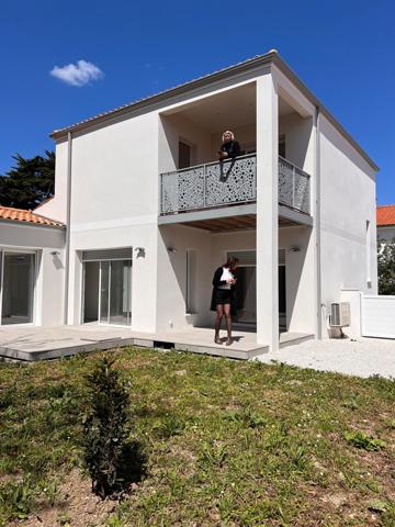 Saint-Georges-de-Didonne (17110) 

Située dans le charmant quartier de Saint-Georges-de-Didonne, cette somptueuse villa de style vous offre un ca