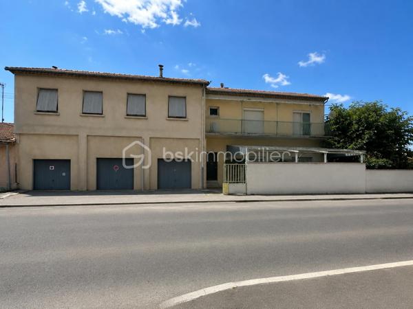 Situé  a Saint Martin de Valgalgues 
A 2 pas du secteur de l’hôpital d’Ales et du centre commercial , des écoles , des collèges ,des lycées  et la proximité des  centres médicaux .
 Je vous propose un ensemble immobilier , un lot de 4 appartements édifié sur plus de 1200 m2  ,
Qui comprend 4 appartements qui totalise 245 m2 ainsi que 3 garages d’une surface de 30 m2 envir chacun 
Une surface de  plus de 500 m2  de cette parcelle constructible  peut être détaché de cette vente  , 
il est possible d’acquérir  ce bien  avec 693 M2 ,
La taxe foncière s’élève à 3626 euros pour l’année 2025 
Concernant les loyers annuelles sont de 20 851 euros Hors charge 
Les charges sont le chauffage au gaz de ville 100 euros approximatif par mois par location 
Et les taxes : ordures ménagères sont de 648  Euros à l’année pour l’ensemble des 4 locations 
Il ya des travaux de rafraîchissement à prévoir dans l’ensemble de chaque appartement .
Chaque entrée est indépendante ,
Chaque location possède une terrasse ou un balcon et un moyen de stationner ,un parking ou un garage .
 Je reste disponible  afin de répondre à vos attentes ,
Vous souhaitez avoir plus d’informations  complémentaires sur ce bien ?
Je reste à votre écoute  du Lundi au dimanche.