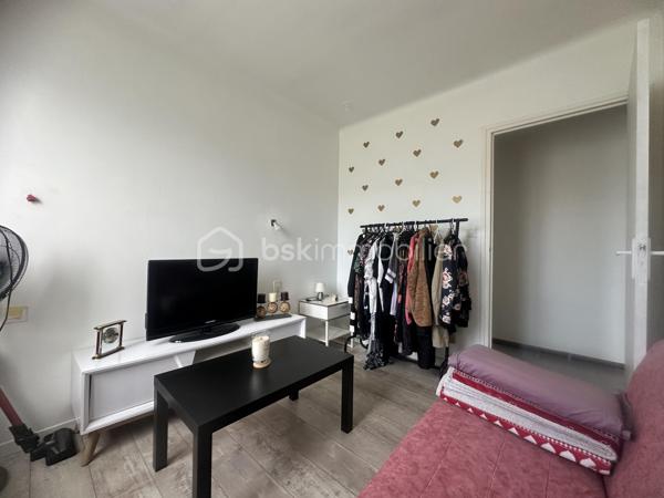 Situé  a Saint Martin de Valgalgues 
A 2 pas du secteur de l’hôpital d’Ales et du centre commercial , des écoles , des collèges ,des lycées  et la proximité des  centres médicaux .
 Je vous propose un ensemble immobilier , un lot de 4 appartements édifié sur plus de 1200 m2  ,
Qui comprend 4 appartements qui totalise 245 m2 ainsi que 3 garages d’une surface de 30 m2 envir chacun 
Une surface de  plus de 500 m2  de cette parcelle constructible  peut être détaché de cette vente  , 
il est possible d’acquérir  ce bien  avec 693 M2 ,
La taxe foncière s’élève à 3626 euros pour l’année 2025 
Concernant les loyers annuelles sont de 20 851 euros Hors charge 
Les charges sont le chauffage au gaz de ville 100 euros approximatif par mois par location 
Et les taxes : ordures ménagères sont de 648  Euros à l’année pour l’ensemble des 4 locations 
Il ya des travaux de rafraîchissement à prévoir dans l’ensemble de chaque appartement .
Chaque entrée est indépendante ,
Chaque location possède une terrasse ou un balcon et un moyen de stationner ,un parking ou un garage .
 Je reste disponible  afin de répondre à vos attentes ,
Vous souhaitez avoir plus d’informations  complémentaires sur ce bien ?
Je reste à votre écoute  du Lundi au dimanche.