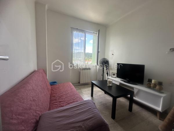 Situé  a Saint Martin de Valgalgues 
A 2 pas du secteur de l’hôpital d’Ales et du centre commercial , des écoles , des collèges ,des lycées  et la proximité des  centres médicaux .
 Je vous propose un ensemble immobilier , un lot de 4 appartements édifié sur plus de 1200 m2  ,
Qui comprend 4 appartements qui totalise 245 m2 ainsi que 3 garages d’une surface de 30 m2 envir chacun 
Une surface de  plus de 500 m2  de cette parcelle constructible  peut être détaché de cette vente  , 
il est possible d’acquérir  ce bien  avec 693 M2 ,
La taxe foncière s’élève à 3626 euros pour l’année 2025 
Concernant les loyers annuelles sont de 20 851 euros Hors charge 
Les charges sont le chauffage au gaz de ville 100 euros approximatif par mois par location 
Et les taxes : ordures ménagères sont de 648  Euros à l’année pour l’ensemble des 4 locations 
Il ya des travaux de rafraîchissement à prévoir dans l’ensemble de chaque appartement .
Chaque entrée est indépendante ,
Chaque location possède une terrasse ou un balcon et un moyen de stationner ,un parking ou un garage .
 Je reste disponible  afin de répondre à vos attentes ,
Vous souhaitez avoir plus d’informations  complémentaires sur ce bien ?
Je reste à votre écoute  du Lundi au dimanche.