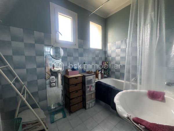 Situé  a Saint Martin de Valgalgues 
A 2 pas du secteur de l’hôpital d’Ales et du centre commercial , des écoles , des collèges ,des lycées  et la proximité des  centres médicaux .
 Je vous propose un ensemble immobilier , un lot de 4 appartements édifié sur plus de 1200 m2  ,
Qui comprend 4 appartements qui totalise 245 m2 ainsi que 3 garages d’une surface de 30 m2 envir chacun 
Une surface de  plus de 500 m2  de cette parcelle constructible  peut être détaché de cette vente  , 
il est possible d’acquérir  ce bien  avec 693 M2 ,
La taxe foncière s’élève à 3626 euros pour l’année 2025 
Concernant les loyers annuelles sont de 20 851 euros Hors charge 
Les charges sont le chauffage au gaz de ville 100 euros approximatif par mois par location 
Et les taxes : ordures ménagères sont de 648  Euros à l’année pour l’ensemble des 4 locations 
Il ya des travaux de rafraîchissement à prévoir dans l’ensemble de chaque appartement .
Chaque entrée est indépendante ,
Chaque location possède une terrasse ou un balcon et un moyen de stationner ,un parking ou un garage .
 Je reste disponible  afin de répondre à vos attentes ,
Vous souhaitez avoir plus d’informations  complémentaires sur ce bien ?
Je reste à votre écoute  du Lundi au dimanche.