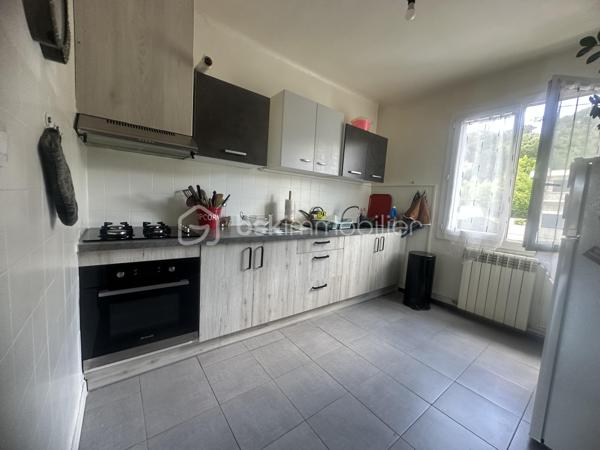 Situé  a Saint Martin de Valgalgues 
A 2 pas du secteur de l’hôpital d’Ales et du centre commercial , des écoles , des collèges ,des lycées  et la proximité des  centres médicaux .
 Je vous propose un ensemble immobilier , un lot de 4 appartements édifié sur plus de 1200 m2  ,
Qui comprend 4 appartements qui totalise 245 m2 ainsi que 3 garages d’une surface de 30 m2 envir chacun 
Une surface de  plus de 500 m2  de cette parcelle constructible  peut être détaché de cette vente  , 
il est possible d’acquérir  ce bien  avec 693 M2 ,
La taxe foncière s’élève à 3626 euros pour l’année 2025 
Concernant les loyers annuelles sont de 20 851 euros Hors charge 
Les charges sont le chauffage au gaz de ville 100 euros approximatif par mois par location 
Et les taxes : ordures ménagères sont de 648  Euros à l’année pour l’ensemble des 4 locations 
Il ya des travaux de rafraîchissement à prévoir dans l’ensemble de chaque appartement .
Chaque entrée est indépendante ,
Chaque location possède une terrasse ou un balcon et un moyen de stationner ,un parking ou un garage .
 Je reste disponible  afin de répondre à vos attentes ,
Vous souhaitez avoir plus d’informations  complémentaires sur ce bien ?
Je reste à votre écoute  du Lundi au dimanche.