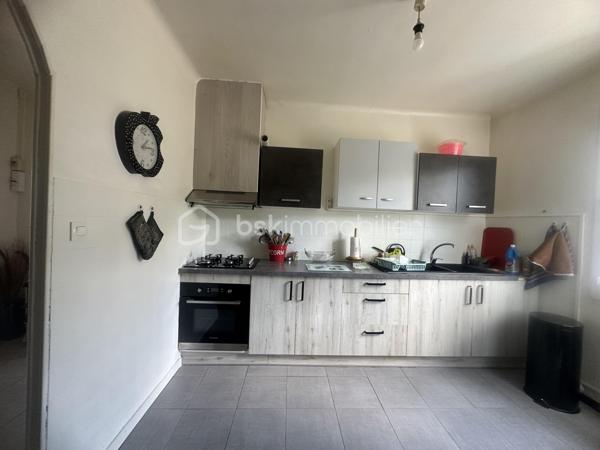 Situé  a Saint Martin de Valgalgues 
A 2 pas du secteur de l’hôpital d’Ales et du centre commercial , des écoles , des collèges ,des lycées  et la proximité des  centres médicaux .
 Je vous propose un ensemble immobilier , un lot de 4 appartements édifié sur plus de 1200 m2  ,
Qui comprend 4 appartements qui totalise 245 m2 ainsi que 3 garages d’une surface de 30 m2 envir chacun 
Une surface de  plus de 500 m2  de cette parcelle constructible  peut être détaché de cette vente  , 
il est possible d’acquérir  ce bien  avec 693 M2 ,
La taxe foncière s’élève à 3626 euros pour l’année 2025 
Concernant les loyers annuelles sont de 20 851 euros Hors charge 
Les charges sont le chauffage au gaz de ville 100 euros approximatif par mois par location 
Et les taxes : ordures ménagères sont de 648  Euros à l’année pour l’ensemble des 4 locations 
Il ya des travaux de rafraîchissement à prévoir dans l’ensemble de chaque appartement .
Chaque entrée est indépendante ,
Chaque location possède une terrasse ou un balcon et un moyen de stationner ,un parking ou un garage .
 Je reste disponible  afin de répondre à vos attentes ,
Vous souhaitez avoir plus d’informations  complémentaires sur ce bien ?
Je reste à votre écoute  du Lundi au dimanche.