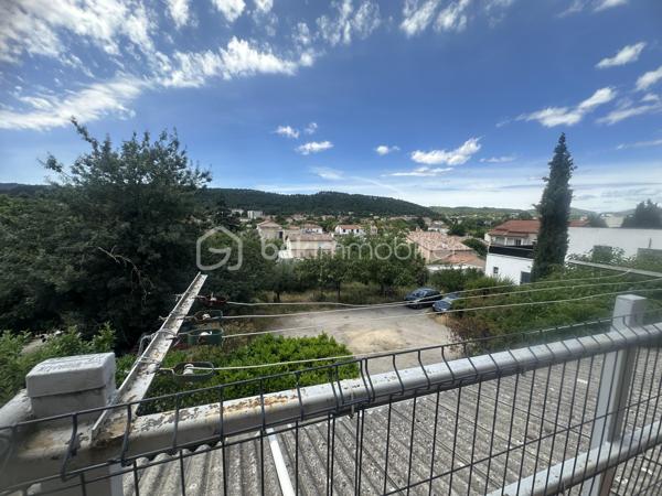 Situé  a Saint Martin de Valgalgues 
A 2 pas du secteur de l’hôpital d’Ales et du centre commercial , des écoles , des collèges ,des lycées  et la proximité des  centres médicaux .
 Je vous propose un ensemble immobilier , un lot de 4 appartements édifié sur plus de 1200 m2  ,
Qui comprend 4 appartements qui totalise 245 m2 ainsi que 3 garages d’une surface de 30 m2 envir chacun 
Une surface de  plus de 500 m2  de cette parcelle constructible  peut être détaché de cette vente  , 
il est possible d’acquérir  ce bien  avec 693 M2 ,
La taxe foncière s’élève à 3626 euros pour l’année 2025 
Concernant les loyers annuelles sont de 20 851 euros Hors charge 
Les charges sont le chauffage au gaz de ville 100 euros approximatif par mois par location 
Et les taxes : ordures ménagères sont de 648  Euros à l’année pour l’ensemble des 4 locations 
Il ya des travaux de rafraîchissement à prévoir dans l’ensemble de chaque appartement .
Chaque entrée est indépendante ,
Chaque location possède une terrasse ou un balcon et un moyen de stationner ,un parking ou un garage .
 Je reste disponible  afin de répondre à vos attentes ,
Vous souhaitez avoir plus d’informations  complémentaires sur ce bien ?
Je reste à votre écoute  du Lundi au dimanche.