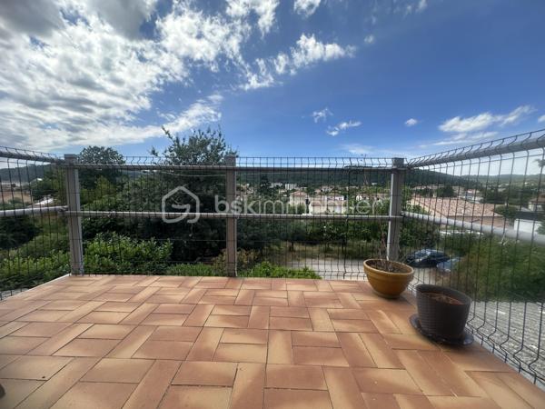 Situé  a Saint Martin de Valgalgues 
A 2 pas du secteur de l’hôpital d’Ales et du centre commercial , des écoles , des collèges ,des lycées  et la proximité des  centres médicaux .
 Je vous propose un ensemble immobilier , un lot de 4 appartements édifié sur plus de 1200 m2  ,
Qui comprend 4 appartements qui totalise 245 m2 ainsi que 3 garages d’une surface de 30 m2 envir chacun 
Une surface de  plus de 500 m2  de cette parcelle constructible  peut être détaché de cette vente  , 
il est possible d’acquérir  ce bien  avec 693 M2 ,
La taxe foncière s’élève à 3626 euros pour l’année 2025 
Concernant les loyers annuelles sont de 20 851 euros Hors charge 
Les charges sont le chauffage au gaz de ville 100 euros approximatif par mois par location 
Et les taxes : ordures ménagères sont de 648  Euros à l’année pour l’ensemble des 4 locations 
Il ya des travaux de rafraîchissement à prévoir dans l’ensemble de chaque appartement .
Chaque entrée est indépendante ,
Chaque location possède une terrasse ou un balcon et un moyen de stationner ,un parking ou un garage .
 Je reste disponible  afin de répondre à vos attentes ,
Vous souhaitez avoir plus d’informations  complémentaires sur ce bien ?
Je reste à votre écoute  du Lundi au dimanche.