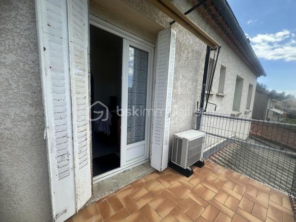 Situé  a Saint Martin de Valgalgues 
A 2 pas du secteur de l’hôpital d’Ales et du centre commercial , des écoles , des collèges ,des lycées  et la proximité des  centres médicaux .
 Je vous propose un ensemble immobilier , un lot de 4 appartements édifié sur plus de 1200 m2  ,
Qui comprend 4 appartements qui totalise 245 m2 ainsi que 3 garages d’une surface de 30 m2 envir chacun 
Une surface de  plus de 500 m2  de cette parcelle constructible  peut être détaché de cette vente  , 
il est possible d’acquérir  ce bien  avec 693 M2 ,
La taxe foncière s’élève à 3626 euros pour l’année 2025 
Concernant les loyers annuelles sont de 20 851 euros Hors charge 
Les charges sont le chauffage au gaz de ville 100 euros approximatif par mois par location 
Et les taxes : ordures ménagères sont de 648  Euros à l’année pour l’ensemble des 4 locations 
Il ya des travaux de rafraîchissement à prévoir dans l’ensemble de chaque appartement .
Chaque entrée est indépendante ,
Chaque location possède une terrasse ou un balcon et un moyen de stationner ,un parking ou un garage .
 Je reste disponible  afin de répondre à vos attentes ,
Vous souhaitez avoir plus d’informations  complémentaires sur ce bien ?
Je reste à votre écoute  du Lundi au dimanche.