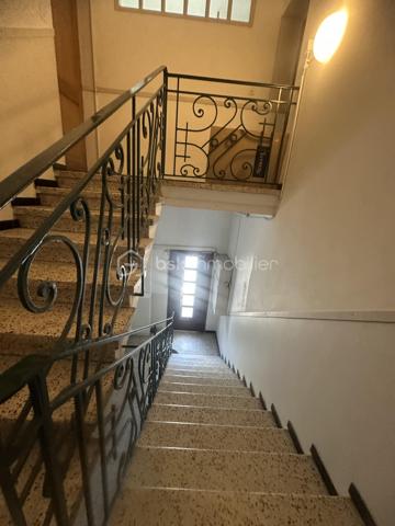Situé  a Saint Martin de Valgalgues 
A 2 pas du secteur de l’hôpital d’Ales et du centre commercial , des écoles , des collèges ,des lycées  et la proximité des  centres médicaux .
 Je vous propose un ensemble immobilier , un lot de 4 appartements édifié sur plus de 1200 m2  ,
Qui comprend 4 appartements qui totalise 245 m2 ainsi que 3 garages d’une surface de 30 m2 envir chacun 
Une surface de  plus de 500 m2  de cette parcelle constructible  peut être détaché de cette vente  , 
il est possible d’acquérir  ce bien  avec 693 M2 ,
La taxe foncière s’élève à 3626 euros pour l’année 2025 
Concernant les loyers annuelles sont de 20 851 euros Hors charge 
Les charges sont le chauffage au gaz de ville 100 euros approximatif par mois par location 
Et les taxes : ordures ménagères sont de 648  Euros à l’année pour l’ensemble des 4 locations 
Il ya des travaux de rafraîchissement à prévoir dans l’ensemble de chaque appartement .
Chaque entrée est indépendante ,
Chaque location possède une terrasse ou un balcon et un moyen de stationner ,un parking ou un garage .
 Je reste disponible  afin de répondre à vos attentes ,
Vous souhaitez avoir plus d’informations  complémentaires sur ce bien ?
Je reste à votre écoute  du Lundi au dimanche.