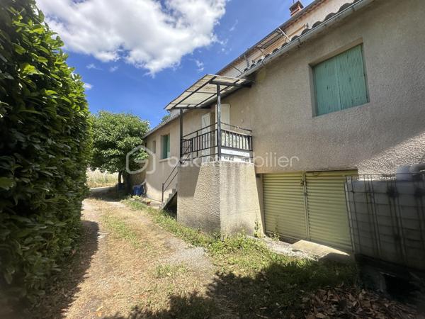 Situé  a Saint Martin de Valgalgues 
A 2 pas du secteur de l’hôpital d’Ales et du centre commercial , des écoles , des collèges ,des lycées  et la proximité des  centres médicaux .
 Je vous propose un ensemble immobilier , un lot de 4 appartements édifié sur plus de 1200 m2  ,
Qui comprend 4 appartements qui totalise 245 m2 ainsi que 3 garages d’une surface de 30 m2 envir chacun 
Une surface de  plus de 500 m2  de cette parcelle constructible  peut être détaché de cette vente  , 
il est possible d’acquérir  ce bien  avec 693 M2 ,
La taxe foncière s’élève à 3626 euros pour l’année 2025 
Concernant les loyers annuelles sont de 20 851 euros Hors charge 
Les charges sont le chauffage au gaz de ville 100 euros approximatif par mois par location 
Et les taxes : ordures ménagères sont de 648  Euros à l’année pour l’ensemble des 4 locations 
Il ya des travaux de rafraîchissement à prévoir dans l’ensemble de chaque appartement .
Chaque entrée est indépendante ,
Chaque location possède une terrasse ou un balcon et un moyen de stationner ,un parking ou un garage .
 Je reste disponible  afin de répondre à vos attentes ,
Vous souhaitez avoir plus d’informations  complémentaires sur ce bien ?
Je reste à votre écoute  du Lundi au dimanche.