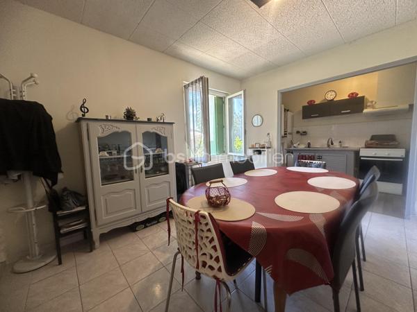 Situé  a Saint Martin de Valgalgues 
A 2 pas du secteur de l’hôpital d’Ales et du centre commercial , des écoles , des collèges ,des lycées  et la proximité des  centres médicaux .
 Je vous propose un ensemble immobilier , un lot de 4 appartements édifié sur plus de 1200 m2  ,
Qui comprend 4 appartements qui totalise 245 m2 ainsi que 3 garages d’une surface de 30 m2 envir chacun 
Une surface de  plus de 500 m2  de cette parcelle constructible  peut être détaché de cette vente  , 
il est possible d’acquérir  ce bien  avec 693 M2 ,
La taxe foncière s’élève à 3626 euros pour l’année 2025 
Concernant les loyers annuelles sont de 20 851 euros Hors charge 
Les charges sont le chauffage au gaz de ville 100 euros approximatif par mois par location 
Et les taxes : ordures ménagères sont de 648  Euros à l’année pour l’ensemble des 4 locations 
Il ya des travaux de rafraîchissement à prévoir dans l’ensemble de chaque appartement .
Chaque entrée est indépendante ,
Chaque location possède une terrasse ou un balcon et un moyen de stationner ,un parking ou un garage .
 Je reste disponible  afin de répondre à vos attentes ,
Vous souhaitez avoir plus d’informations  complémentaires sur ce bien ?
Je reste à votre écoute  du Lundi au dimanche.
