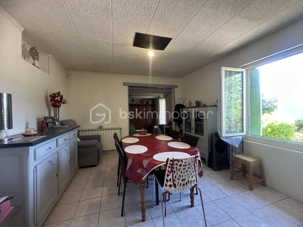 Situé  a Saint Martin de Valgalgues 
A 2 pas du secteur de l’hôpital d’Ales et du centre commercial , des écoles , des collèges ,des lycées  et la proximité des  centres médicaux .
 Je vous propose un ensemble immobilier , un lot de 4 appartements édifié sur plus de 1200 m2  ,
Qui comprend 4 appartements qui totalise 245 m2 ainsi que 3 garages d’une surface de 30 m2 envir chacun 
Une surface de  plus de 500 m2  de cette parcelle constructible  peut être détaché de cette vente  , 
il est possible d’acquérir  ce bien  avec 693 M2 ,
La taxe foncière s’élève à 3626 euros pour l’année 2025 
Concernant les loyers annuelles sont de 20 851 euros Hors charge 
Les charges sont le chauffage au gaz de ville 100 euros approximatif par mois par location 
Et les taxes : ordures ménagères sont de 648  Euros à l’année pour l’ensemble des 4 locations 
Il ya des travaux de rafraîchissement à prévoir dans l’ensemble de chaque appartement .
Chaque entrée est indépendante ,
Chaque location possède une terrasse ou un balcon et un moyen de stationner ,un parking ou un garage .
 Je reste disponible  afin de répondre à vos attentes ,
Vous souhaitez avoir plus d’informations  complémentaires sur ce bien ?
Je reste à votre écoute  du Lundi au dimanche.