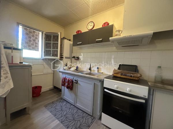 Situé  a Saint Martin de Valgalgues 
A 2 pas du secteur de l’hôpital d’Ales et du centre commercial , des écoles , des collèges ,des lycées  et la proximité des  centres médicaux .
 Je vous propose un ensemble immobilier , un lot de 4 appartements édifié sur plus de 1200 m2  ,
Qui comprend 4 appartements qui totalise 245 m2 ainsi que 3 garages d’une surface de 30 m2 envir chacun 
Une surface de  plus de 500 m2  de cette parcelle constructible  peut être détaché de cette vente  , 
il est possible d’acquérir  ce bien  avec 693 M2 ,
La taxe foncière s’élève à 3626 euros pour l’année 2025 
Concernant les loyers annuelles sont de 20 851 euros Hors charge 
Les charges sont le chauffage au gaz de ville 100 euros approximatif par mois par location 
Et les taxes : ordures ménagères sont de 648  Euros à l’année pour l’ensemble des 4 locations 
Il ya des travaux de rafraîchissement à prévoir dans l’ensemble de chaque appartement .
Chaque entrée est indépendante ,
Chaque location possède une terrasse ou un balcon et un moyen de stationner ,un parking ou un garage .
 Je reste disponible  afin de répondre à vos attentes ,
Vous souhaitez avoir plus d’informations  complémentaires sur ce bien ?
Je reste à votre écoute  du Lundi au dimanche.