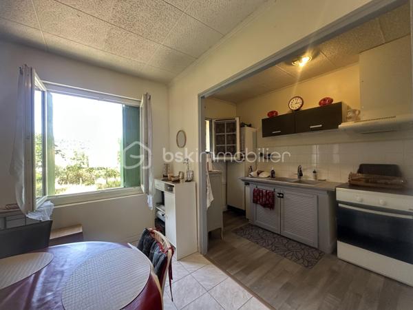 Situé  a Saint Martin de Valgalgues 
A 2 pas du secteur de l’hôpital d’Ales et du centre commercial , des écoles , des collèges ,des lycées  et la proximité des  centres médicaux .
 Je vous propose un ensemble immobilier , un lot de 4 appartements édifié sur plus de 1200 m2  ,
Qui comprend 4 appartements qui totalise 245 m2 ainsi que 3 garages d’une surface de 30 m2 envir chacun 
Une surface de  plus de 500 m2  de cette parcelle constructible  peut être détaché de cette vente  , 
il est possible d’acquérir  ce bien  avec 693 M2 ,
La taxe foncière s’élève à 3626 euros pour l’année 2025 
Concernant les loyers annuelles sont de 20 851 euros Hors charge 
Les charges sont le chauffage au gaz de ville 100 euros approximatif par mois par location 
Et les taxes : ordures ménagères sont de 648  Euros à l’année pour l’ensemble des 4 locations 
Il ya des travaux de rafraîchissement à prévoir dans l’ensemble de chaque appartement .
Chaque entrée est indépendante ,
Chaque location possède une terrasse ou un balcon et un moyen de stationner ,un parking ou un garage .
 Je reste disponible  afin de répondre à vos attentes ,
Vous souhaitez avoir plus d’informations  complémentaires sur ce bien ?
Je reste à votre écoute  du Lundi au dimanche.