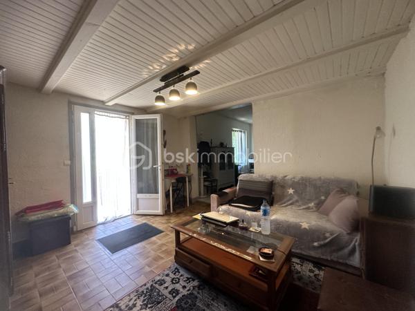 Situé  a Saint Martin de Valgalgues 
A 2 pas du secteur de l’hôpital d’Ales et du centre commercial , des écoles , des collèges ,des lycées  et la proximité des  centres médicaux .
 Je vous propose un ensemble immobilier , un lot de 4 appartements édifié sur plus de 1200 m2  ,
Qui comprend 4 appartements qui totalise 245 m2 ainsi que 3 garages d’une surface de 30 m2 envir chacun 
Une surface de  plus de 500 m2  de cette parcelle constructible  peut être détaché de cette vente  , 
il est possible d’acquérir  ce bien  avec 693 M2 ,
La taxe foncière s’élève à 3626 euros pour l’année 2025 
Concernant les loyers annuelles sont de 20 851 euros Hors charge 
Les charges sont le chauffage au gaz de ville 100 euros approximatif par mois par location 
Et les taxes : ordures ménagères sont de 648  Euros à l’année pour l’ensemble des 4 locations 
Il ya des travaux de rafraîchissement à prévoir dans l’ensemble de chaque appartement .
Chaque entrée est indépendante ,
Chaque location possède une terrasse ou un balcon et un moyen de stationner ,un parking ou un garage .
 Je reste disponible  afin de répondre à vos attentes ,
Vous souhaitez avoir plus d’informations  complémentaires sur ce bien ?
Je reste à votre écoute  du Lundi au dimanche.