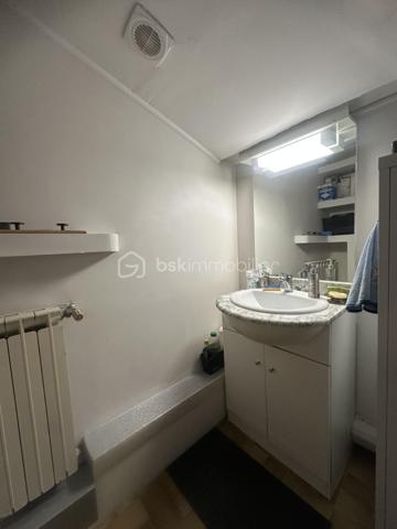 Situé  a Saint Martin de Valgalgues 
A 2 pas du secteur de l’hôpital d’Ales et du centre commercial , des écoles , des collèges ,des lycées  et la proximité des  centres médicaux .
 Je vous propose un ensemble immobilier , un lot de 4 appartements édifié sur plus de 1200 m2  ,
Qui comprend 4 appartements qui totalise 245 m2 ainsi que 3 garages d’une surface de 30 m2 envir chacun 
Une surface de  plus de 500 m2  de cette parcelle constructible  peut être détaché de cette vente  , 
il est possible d’acquérir  ce bien  avec 693 M2 ,
La taxe foncière s’élève à 3626 euros pour l’année 2025 
Concernant les loyers annuelles sont de 20 851 euros Hors charge 
Les charges sont le chauffage au gaz de ville 100 euros approximatif par mois par location 
Et les taxes : ordures ménagères sont de 648  Euros à l’année pour l’ensemble des 4 locations 
Il ya des travaux de rafraîchissement à prévoir dans l’ensemble de chaque appartement .
Chaque entrée est indépendante ,
Chaque location possède une terrasse ou un balcon et un moyen de stationner ,un parking ou un garage .
 Je reste disponible  afin de répondre à vos attentes ,
Vous souhaitez avoir plus d’informations  complémentaires sur ce bien ?
Je reste à votre écoute  du Lundi au dimanche.