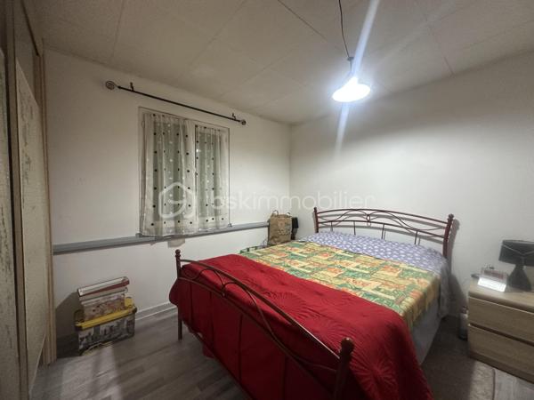 Situé  a Saint Martin de Valgalgues 
A 2 pas du secteur de l’hôpital d’Ales et du centre commercial , des écoles , des collèges ,des lycées  et la proximité des  centres médicaux .
 Je vous propose un ensemble immobilier , un lot de 4 appartements édifié sur plus de 1200 m2  ,
Qui comprend 4 appartements qui totalise 245 m2 ainsi que 3 garages d’une surface de 30 m2 envir chacun 
Une surface de  plus de 500 m2  de cette parcelle constructible  peut être détaché de cette vente  , 
il est possible d’acquérir  ce bien  avec 693 M2 ,
La taxe foncière s’élève à 3626 euros pour l’année 2025 
Concernant les loyers annuelles sont de 20 851 euros Hors charge 
Les charges sont le chauffage au gaz de ville 100 euros approximatif par mois par location 
Et les taxes : ordures ménagères sont de 648  Euros à l’année pour l’ensemble des 4 locations 
Il ya des travaux de rafraîchissement à prévoir dans l’ensemble de chaque appartement .
Chaque entrée est indépendante ,
Chaque location possède une terrasse ou un balcon et un moyen de stationner ,un parking ou un garage .
 Je reste disponible  afin de répondre à vos attentes ,
Vous souhaitez avoir plus d’informations  complémentaires sur ce bien ?
Je reste à votre écoute  du Lundi au dimanche.