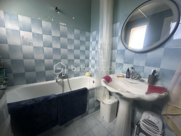 Situé  a Saint Martin de Valgalgues 
A 2 pas du secteur de l’hôpital d’Ales et du centre commercial , des écoles , des collèges ,des lycées  et la proximité des  centres médicaux .
 Je vous propose un ensemble immobilier , un lot de 4 appartements édifié sur plus de 1200 m2  ,
Qui comprend 4 appartements qui totalise 245 m2 ainsi que 3 garages d’une surface de 30 m2 envir chacun 
Une surface de  plus de 500 m2  de cette parcelle constructible  peut être détaché de cette vente  , 
il est possible d’acquérir  ce bien  avec 693 M2 ,
La taxe foncière s’élève à 3626 euros pour l’année 2025 
Concernant les loyers annuelles sont de 20 851 euros Hors charge 
Les charges sont le chauffage au gaz de ville 100 euros approximatif par mois par location 
Et les taxes : ordures ménagères sont de 648  Euros à l’année pour l’ensemble des 4 locations 
Il ya des travaux de rafraîchissement à prévoir dans l’ensemble de chaque appartement .
Chaque entrée est indépendante ,
Chaque location possède une terrasse ou un balcon et un moyen de stationner ,un parking ou un garage .
 Je reste disponible  afin de répondre à vos attentes ,
Vous souhaitez avoir plus d’informations  complémentaires sur ce bien ?
Je reste à votre écoute  du Lundi au dimanche.