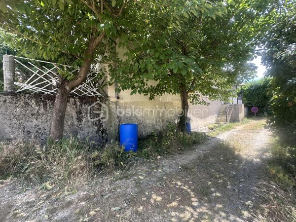 Situé  a Saint Martin de Valgalgues 
A 2 pas du secteur de l’hôpital d’Ales et du centre commercial , des écoles , des collèges ,des lycées  et la proximité des  centres médicaux .
 Je vous propose un ensemble immobilier , un lot de 4 appartements édifié sur plus de 1200 m2  ,
Qui comprend 4 appartements qui totalise 245 m2 ainsi que 3 garages d’une surface de 30 m2 envir chacun 
Une surface de  plus de 500 m2  de cette parcelle constructible  peut être détaché de cette vente  , 
il est possible d’acquérir  ce bien  avec 693 M2 ,
La taxe foncière s’élève à 3626 euros pour l’année 2025 
Concernant les loyers annuelles sont de 20 851 euros Hors charge 
Les charges sont le chauffage au gaz de ville 100 euros approximatif par mois par location 
Et les taxes : ordures ménagères sont de 648  Euros à l’année pour l’ensemble des 4 locations 
Il ya des travaux de rafraîchissement à prévoir dans l’ensemble de chaque appartement .
Chaque entrée est indépendante ,
Chaque location possède une terrasse ou un balcon et un moyen de stationner ,un parking ou un garage .
 Je reste disponible  afin de répondre à vos attentes ,
Vous souhaitez avoir plus d’informations  complémentaires sur ce bien ?
Je reste à votre écoute  du Lundi au dimanche.