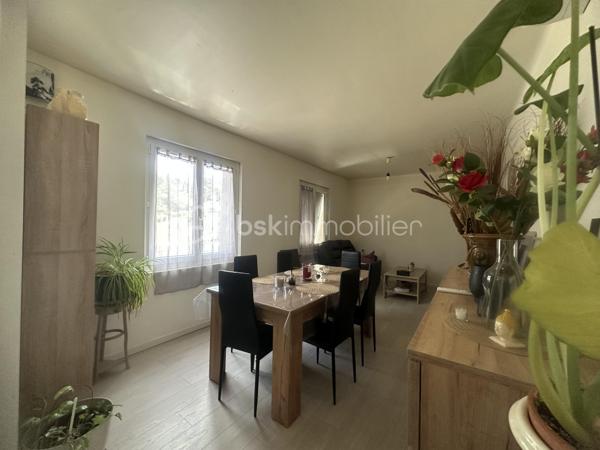 Situé  a Saint Martin de Valgalgues 
A 2 pas du secteur de l’hôpital d’Ales et du centre commercial , des écoles , des collèges ,des lycées  et la proximité des  centres médicaux .
 Je vous propose un ensemble immobilier , un lot de 4 appartements édifié sur plus de 1200 m2  ,
Qui comprend 4 appartements qui totalise 245 m2 ainsi que 3 garages d’une surface de 30 m2 envir chacun 
Une surface de  plus de 500 m2  de cette parcelle constructible  peut être détaché de cette vente  , 
il est possible d’acquérir  ce bien  avec 693 M2 ,
La taxe foncière s’élève à 3626 euros pour l’année 2025 
Concernant les loyers annuelles sont de 20 851 euros Hors charge 
Les charges sont le chauffage au gaz de ville 100 euros approximatif par mois par location 
Et les taxes : ordures ménagères sont de 648  Euros à l’année pour l’ensemble des 4 locations 
Il ya des travaux de rafraîchissement à prévoir dans l’ensemble de chaque appartement .
Chaque entrée est indépendante ,
Chaque location possède une terrasse ou un balcon et un moyen de stationner ,un parking ou un garage .
 Je reste disponible  afin de répondre à vos attentes ,
Vous souhaitez avoir plus d’informations  complémentaires sur ce bien ?
Je reste à votre écoute  du Lundi au dimanche.