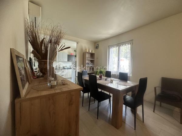 Situé  a Saint Martin de Valgalgues 
A 2 pas du secteur de l’hôpital d’Ales et du centre commercial , des écoles , des collèges ,des lycées  et la proximité des  centres médicaux .
 Je vous propose un ensemble immobilier , un lot de 4 appartements édifié sur plus de 1200 m2  ,
Qui comprend 4 appartements qui totalise 245 m2 ainsi que 3 garages d’une surface de 30 m2 envir chacun 
Une surface de  plus de 500 m2  de cette parcelle constructible  peut être détaché de cette vente  , 
il est possible d’acquérir  ce bien  avec 693 M2 ,
La taxe foncière s’élève à 3626 euros pour l’année 2025 
Concernant les loyers annuelles sont de 20 851 euros Hors charge 
Les charges sont le chauffage au gaz de ville 100 euros approximatif par mois par location 
Et les taxes : ordures ménagères sont de 648  Euros à l’année pour l’ensemble des 4 locations 
Il ya des travaux de rafraîchissement à prévoir dans l’ensemble de chaque appartement .
Chaque entrée est indépendante ,
Chaque location possède une terrasse ou un balcon et un moyen de stationner ,un parking ou un garage .
 Je reste disponible  afin de répondre à vos attentes ,
Vous souhaitez avoir plus d’informations  complémentaires sur ce bien ?
Je reste à votre écoute  du Lundi au dimanche.