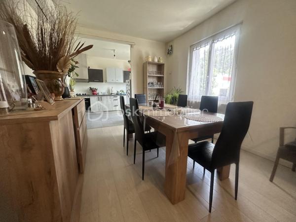 Situé  a Saint Martin de Valgalgues 
A 2 pas du secteur de l’hôpital d’Ales et du centre commercial , des écoles , des collèges ,des lycées  et la proximité des  centres médicaux .
 Je vous propose un ensemble immobilier , un lot de 4 appartements édifié sur plus de 1200 m2  ,
Qui comprend 4 appartements qui totalise 245 m2 ainsi que 3 garages d’une surface de 30 m2 envir chacun 
Une surface de  plus de 500 m2  de cette parcelle constructible  peut être détaché de cette vente  , 
il est possible d’acquérir  ce bien  avec 693 M2 ,
La taxe foncière s’élève à 3626 euros pour l’année 2025 
Concernant les loyers annuelles sont de 20 851 euros Hors charge 
Les charges sont le chauffage au gaz de ville 100 euros approximatif par mois par location 
Et les taxes : ordures ménagères sont de 648  Euros à l’année pour l’ensemble des 4 locations 
Il ya des travaux de rafraîchissement à prévoir dans l’ensemble de chaque appartement .
Chaque entrée est indépendante ,
Chaque location possède une terrasse ou un balcon et un moyen de stationner ,un parking ou un garage .
 Je reste disponible  afin de répondre à vos attentes ,
Vous souhaitez avoir plus d’informations  complémentaires sur ce bien ?
Je reste à votre écoute  du Lundi au dimanche.