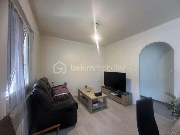 Situé  a Saint Martin de Valgalgues 
A 2 pas du secteur de l’hôpital d’Ales et du centre commercial , des écoles , des collèges ,des lycées  et la proximité des  centres médicaux .
 Je vous propose un ensemble immobilier , un lot de 4 appartements édifié sur plus de 1200 m2  ,
Qui comprend 4 appartements qui totalise 245 m2 ainsi que 3 garages d’une surface de 30 m2 envir chacun 
Une surface de  plus de 500 m2  de cette parcelle constructible  peut être détaché de cette vente  , 
il est possible d’acquérir  ce bien  avec 693 M2 ,
La taxe foncière s’élève à 3626 euros pour l’année 2025 
Concernant les loyers annuelles sont de 20 851 euros Hors charge 
Les charges sont le chauffage au gaz de ville 100 euros approximatif par mois par location 
Et les taxes : ordures ménagères sont de 648  Euros à l’année pour l’ensemble des 4 locations 
Il ya des travaux de rafraîchissement à prévoir dans l’ensemble de chaque appartement .
Chaque entrée est indépendante ,
Chaque location possède une terrasse ou un balcon et un moyen de stationner ,un parking ou un garage .
 Je reste disponible  afin de répondre à vos attentes ,
Vous souhaitez avoir plus d’informations  complémentaires sur ce bien ?
Je reste à votre écoute  du Lundi au dimanche.