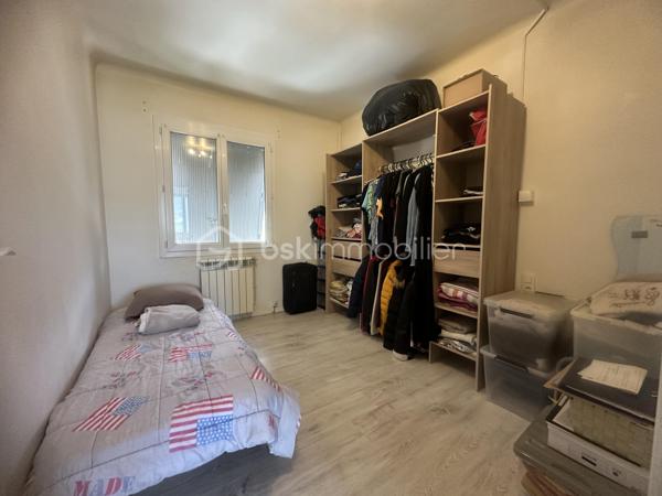 Situé  a Saint Martin de Valgalgues 
A 2 pas du secteur de l’hôpital d’Ales et du centre commercial , des écoles , des collèges ,des lycées  et la proximité des  centres médicaux .
 Je vous propose un ensemble immobilier , un lot de 4 appartements édifié sur plus de 1200 m2  ,
Qui comprend 4 appartements qui totalise 245 m2 ainsi que 3 garages d’une surface de 30 m2 envir chacun 
Une surface de  plus de 500 m2  de cette parcelle constructible  peut être détaché de cette vente  , 
il est possible d’acquérir  ce bien  avec 693 M2 ,
La taxe foncière s’élève à 3626 euros pour l’année 2025 
Concernant les loyers annuelles sont de 20 851 euros Hors charge 
Les charges sont le chauffage au gaz de ville 100 euros approximatif par mois par location 
Et les taxes : ordures ménagères sont de 648  Euros à l’année pour l’ensemble des 4 locations 
Il ya des travaux de rafraîchissement à prévoir dans l’ensemble de chaque appartement .
Chaque entrée est indépendante ,
Chaque location possède une terrasse ou un balcon et un moyen de stationner ,un parking ou un garage .
 Je reste disponible  afin de répondre à vos attentes ,
Vous souhaitez avoir plus d’informations  complémentaires sur ce bien ?
Je reste à votre écoute  du Lundi au dimanche.