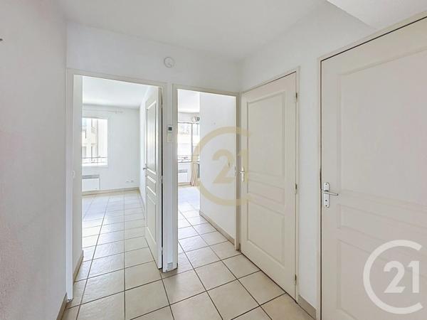 Appartement F3 à vendre  3 pièces - 70 m 2   UZES  - 30