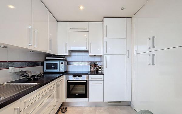 Appartement à vendre    3 pièces • 65 m2 Suresnes