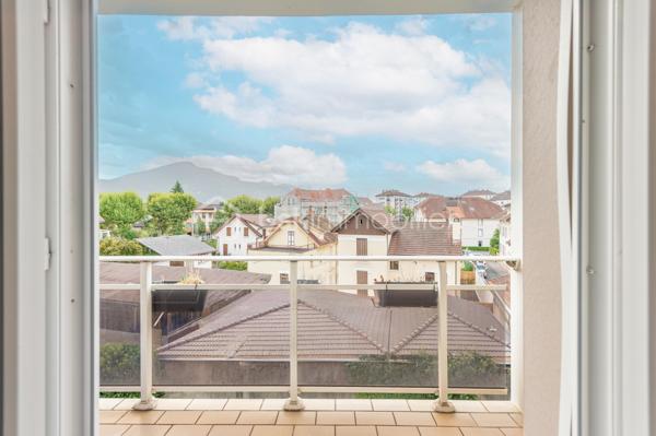 Quartier des fins - Venez découvrir ce lumineux T4 - T5 traversant Nord/Sud/Ouest de 75 m² carrez, situé au 2eme étage/3 au sein d'un bâtiment sécurisé.
Un hall d'entrée dessert une cuisine équipée avec sa loggia, une pièce de vie de plus de 23m² donnant sur un balcon orienté Sud Est offrant une vue dégagée sur les montagnes, trois généreuses chambres avec des grands placards aménagés et dont une avec un dressing en plus,  une salle d'eau, un WC. 
Rénovation énergétique effectuée (fenêtres, chaudière changées, isolation toit, combles et murs effectuée).
On apprécie la luminosité dans toutes les pièces, la vue dégagées sans vis-à-vis, la loggia faisant office de cellier - buanderie, le volume des chambres, les nombreux rangements, la motorisation des volets roulants centralisés, la possibilité de faire une 4eme chambre.
Bâtiment occupé uniquement par des propriétaires résidents. 2 appartements / palier.
Charges de copropriété : 191 €/mois comprenant le chauffage (collectif gaz)
En prolongement du grand local commun à vélos, une cave privative de plus de 8m² avec soupirail, établi et électricité pour VAE complète ce bien.
Possible d'acquérir un garage dans la copropriété.
Proche commerces, écoles, bus et facile pour sortir d'Annecy direction la Suisse.