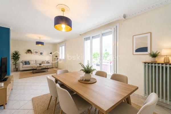 Quartier des fins - Venez découvrir ce lumineux T4 - T5 traversant Nord/Sud/Ouest de 75 m² carrez, situé au 2eme étage/3 au sein d'un bâtiment sécurisé.
Un hall d'entrée dessert une cuisine équipée avec sa loggia, une pièce de vie de plus de 23m² donnant sur un balcon orienté Sud Est offrant une vue dégagée sur les montagnes, trois généreuses chambres avec des grands placards aménagés et dont une avec un dressing en plus,  une salle d'eau, un WC. 
Rénovation énergétique effectuée (fenêtres, chaudière changées, isolation toit, combles et murs effectuée).
On apprécie la luminosité dans toutes les pièces, la vue dégagées sans vis-à-vis, la loggia faisant office de cellier - buanderie, le volume des chambres, les nombreux rangements, la motorisation des volets roulants centralisés, la possibilité de faire une 4eme chambre.
Bâtiment occupé uniquement par des propriétaires résidents. 2 appartements / palier.
Charges de copropriété : 191 €/mois comprenant le chauffage (collectif gaz)
En prolongement du grand local commun à vélos, une cave privative de plus de 8m² avec soupirail, établi et électricité pour VAE complète ce bien.
Possible d'acquérir un garage dans la copropriété.
Proche commerces, écoles, bus et facile pour sortir d'Annecy direction la Suisse.