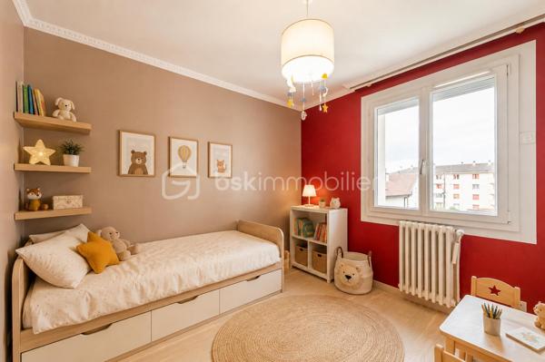 Quartier des fins - Venez découvrir ce lumineux T4 - T5 traversant Nord/Sud/Ouest de 75 m² carrez, situé au 2eme étage/3 au sein d'un bâtiment sécurisé.
Un hall d'entrée dessert une cuisine équipée avec sa loggia, une pièce de vie de plus de 23m² donnant sur un balcon orienté Sud Est offrant une vue dégagée sur les montagnes, trois généreuses chambres avec des grands placards aménagés et dont une avec un dressing en plus,  une salle d'eau, un WC. 
Rénovation énergétique effectuée (fenêtres, chaudière changées, isolation toit, combles et murs effectuée).
On apprécie la luminosité dans toutes les pièces, la vue dégagées sans vis-à-vis, la loggia faisant office de cellier - buanderie, le volume des chambres, les nombreux rangements, la motorisation des volets roulants centralisés, la possibilité de faire une 4eme chambre.
Bâtiment occupé uniquement par des propriétaires résidents. 2 appartements / palier.
Charges de copropriété : 191 €/mois comprenant le chauffage (collectif gaz)
En prolongement du grand local commun à vélos, une cave privative de plus de 8m² avec soupirail, établi et électricité pour VAE complète ce bien.
Possible d'acquérir un garage dans la copropriété.
Proche commerces, écoles, bus et facile pour sortir d'Annecy direction la Suisse.