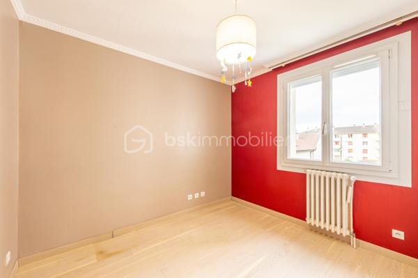 Quartier des fins - Venez découvrir ce lumineux T4 - T5 traversant Nord/Sud/Ouest de 75 m² carrez, situé au 2eme étage/3 au sein d'un bâtiment sécurisé.
Un hall d'entrée dessert une cuisine équipée avec sa loggia, une pièce de vie de plus de 23m² donnant sur un balcon orienté Sud Est offrant une vue dégagée sur les montagnes, trois généreuses chambres avec des grands placards aménagés et dont une avec un dressing en plus,  une salle d'eau, un WC. 
Rénovation énergétique effectuée (fenêtres, chaudière changées, isolation toit, combles et murs effectuée).
On apprécie la luminosité dans toutes les pièces, la vue dégagées sans vis-à-vis, la loggia faisant office de cellier - buanderie, le volume des chambres, les nombreux rangements, la motorisation des volets roulants centralisés, la possibilité de faire une 4eme chambre.
Bâtiment occupé uniquement par des propriétaires résidents. 2 appartements / palier.
Charges de copropriété : 191 €/mois comprenant le chauffage (collectif gaz)
En prolongement du grand local commun à vélos, une cave privative de plus de 8m² avec soupirail, établi et électricité pour VAE complète ce bien.
Possible d'acquérir un garage dans la copropriété.
Proche commerces, écoles, bus et facile pour sortir d'Annecy direction la Suisse.