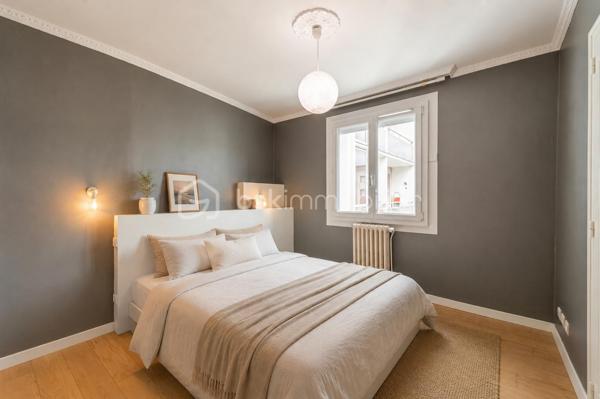 Quartier des fins - Venez découvrir ce lumineux T4 - T5 traversant Nord/Sud/Ouest de 75 m² carrez, situé au 2eme étage/3 au sein d'un bâtiment sécurisé.
Un hall d'entrée dessert une cuisine équipée avec sa loggia, une pièce de vie de plus de 23m² donnant sur un balcon orienté Sud Est offrant une vue dégagée sur les montagnes, trois généreuses chambres avec des grands placards aménagés et dont une avec un dressing en plus,  une salle d'eau, un WC. 
Rénovation énergétique effectuée (fenêtres, chaudière changées, isolation toit, combles et murs effectuée).
On apprécie la luminosité dans toutes les pièces, la vue dégagées sans vis-à-vis, la loggia faisant office de cellier - buanderie, le volume des chambres, les nombreux rangements, la motorisation des volets roulants centralisés, la possibilité de faire une 4eme chambre.
Bâtiment occupé uniquement par des propriétaires résidents. 2 appartements / palier.
Charges de copropriété : 191 €/mois comprenant le chauffage (collectif gaz)
En prolongement du grand local commun à vélos, une cave privative de plus de 8m² avec soupirail, établi et électricité pour VAE complète ce bien.
Possible d'acquérir un garage dans la copropriété.
Proche commerces, écoles, bus et facile pour sortir d'Annecy direction la Suisse.