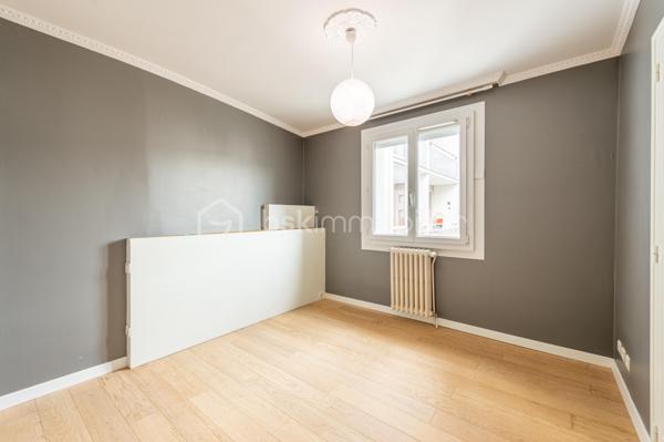 Quartier des fins - Venez découvrir ce lumineux T4 - T5 traversant Nord/Sud/Ouest de 75 m² carrez, situé au 2eme étage/3 au sein d'un bâtiment sécurisé.
Un hall d'entrée dessert une cuisine équipée avec sa loggia, une pièce de vie de plus de 23m² donnant sur un balcon orienté Sud Est offrant une vue dégagée sur les montagnes, trois généreuses chambres avec des grands placards aménagés et dont une avec un dressing en plus,  une salle d'eau, un WC. 
Rénovation énergétique effectuée (fenêtres, chaudière changées, isolation toit, combles et murs effectuée).
On apprécie la luminosité dans toutes les pièces, la vue dégagées sans vis-à-vis, la loggia faisant office de cellier - buanderie, le volume des chambres, les nombreux rangements, la motorisation des volets roulants centralisés, la possibilité de faire une 4eme chambre.
Bâtiment occupé uniquement par des propriétaires résidents. 2 appartements / palier.
Charges de copropriété : 191 €/mois comprenant le chauffage (collectif gaz)
En prolongement du grand local commun à vélos, une cave privative de plus de 8m² avec soupirail, établi et électricité pour VAE complète ce bien.
Possible d'acquérir un garage dans la copropriété.
Proche commerces, écoles, bus et facile pour sortir d'Annecy direction la Suisse.