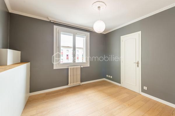 Quartier des fins - Venez découvrir ce lumineux T4 - T5 traversant Nord/Sud/Ouest de 75 m² carrez, situé au 2eme étage/3 au sein d'un bâtiment sécurisé.
Un hall d'entrée dessert une cuisine équipée avec sa loggia, une pièce de vie de plus de 23m² donnant sur un balcon orienté Sud Est offrant une vue dégagée sur les montagnes, trois généreuses chambres avec des grands placards aménagés et dont une avec un dressing en plus,  une salle d'eau, un WC. 
Rénovation énergétique effectuée (fenêtres, chaudière changées, isolation toit, combles et murs effectuée).
On apprécie la luminosité dans toutes les pièces, la vue dégagées sans vis-à-vis, la loggia faisant office de cellier - buanderie, le volume des chambres, les nombreux rangements, la motorisation des volets roulants centralisés, la possibilité de faire une 4eme chambre.
Bâtiment occupé uniquement par des propriétaires résidents. 2 appartements / palier.
Charges de copropriété : 191 €/mois comprenant le chauffage (collectif gaz)
En prolongement du grand local commun à vélos, une cave privative de plus de 8m² avec soupirail, établi et électricité pour VAE complète ce bien.
Possible d'acquérir un garage dans la copropriété.
Proche commerces, écoles, bus et facile pour sortir d'Annecy direction la Suisse.