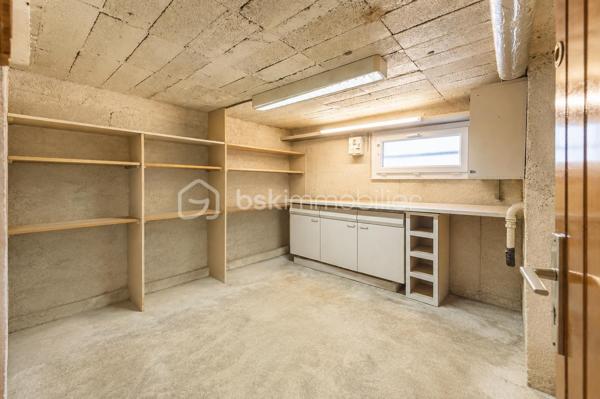Quartier des fins - Venez découvrir ce lumineux T4 - T5 traversant Nord/Sud/Ouest de 75 m² carrez, situé au 2eme étage/3 au sein d'un bâtiment sécurisé.
Un hall d'entrée dessert une cuisine équipée avec sa loggia, une pièce de vie de plus de 23m² donnant sur un balcon orienté Sud Est offrant une vue dégagée sur les montagnes, trois généreuses chambres avec des grands placards aménagés et dont une avec un dressing en plus,  une salle d'eau, un WC. 
Rénovation énergétique effectuée (fenêtres, chaudière changées, isolation toit, combles et murs effectuée).
On apprécie la luminosité dans toutes les pièces, la vue dégagées sans vis-à-vis, la loggia faisant office de cellier - buanderie, le volume des chambres, les nombreux rangements, la motorisation des volets roulants centralisés, la possibilité de faire une 4eme chambre.
Bâtiment occupé uniquement par des propriétaires résidents. 2 appartements / palier.
Charges de copropriété : 191 €/mois comprenant le chauffage (collectif gaz)
En prolongement du grand local commun à vélos, une cave privative de plus de 8m² avec soupirail, établi et électricité pour VAE complète ce bien.
Possible d'acquérir un garage dans la copropriété.
Proche commerces, écoles, bus et facile pour sortir d'Annecy direction la Suisse.