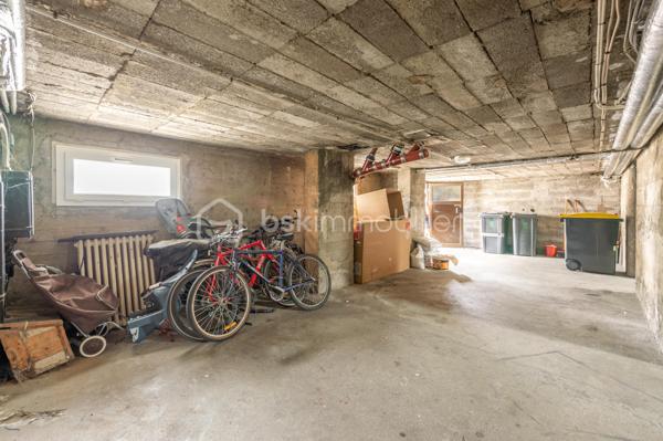 Quartier des fins - Venez découvrir ce lumineux T4 - T5 traversant Nord/Sud/Ouest de 75 m² carrez, situé au 2eme étage/3 au sein d'un bâtiment sécurisé.
Un hall d'entrée dessert une cuisine équipée avec sa loggia, une pièce de vie de plus de 23m² donnant sur un balcon orienté Sud Est offrant une vue dégagée sur les montagnes, trois généreuses chambres avec des grands placards aménagés et dont une avec un dressing en plus,  une salle d'eau, un WC. 
Rénovation énergétique effectuée (fenêtres, chaudière changées, isolation toit, combles et murs effectuée).
On apprécie la luminosité dans toutes les pièces, la vue dégagées sans vis-à-vis, la loggia faisant office de cellier - buanderie, le volume des chambres, les nombreux rangements, la motorisation des volets roulants centralisés, la possibilité de faire une 4eme chambre.
Bâtiment occupé uniquement par des propriétaires résidents. 2 appartements / palier.
Charges de copropriété : 191 €/mois comprenant le chauffage (collectif gaz)
En prolongement du grand local commun à vélos, une cave privative de plus de 8m² avec soupirail, établi et électricité pour VAE complète ce bien.
Possible d'acquérir un garage dans la copropriété.
Proche commerces, écoles, bus et facile pour sortir d'Annecy direction la Suisse.